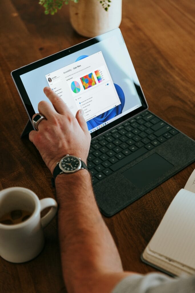 Image of person that is preparing a presentation about the learning of the conversion funnel