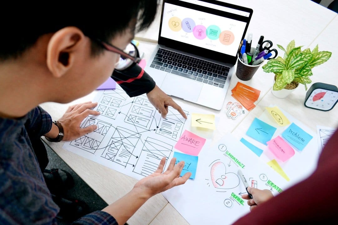 E-commerce team discusses Data-Driven Design strategies with drawings and sticky notes, planning for user behavior analysis and optimization.