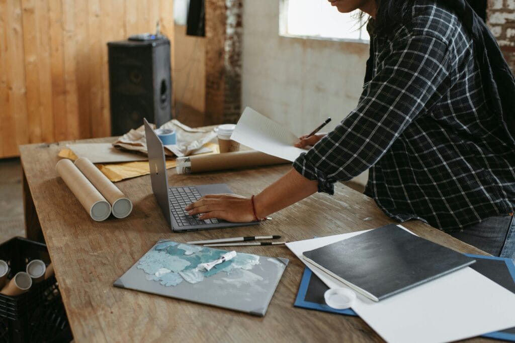 Image of person working on the Ark.no Sales Strategy