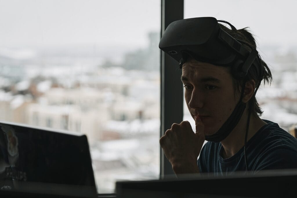 Person working on the computer with a VR on, analyzing Dynamic Content in eCommerce