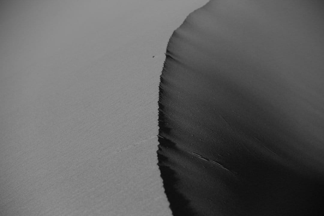 Abstract black and white pattern resembling scroll depth, symbolizing user engagement and behavior on eCommerce product pages.