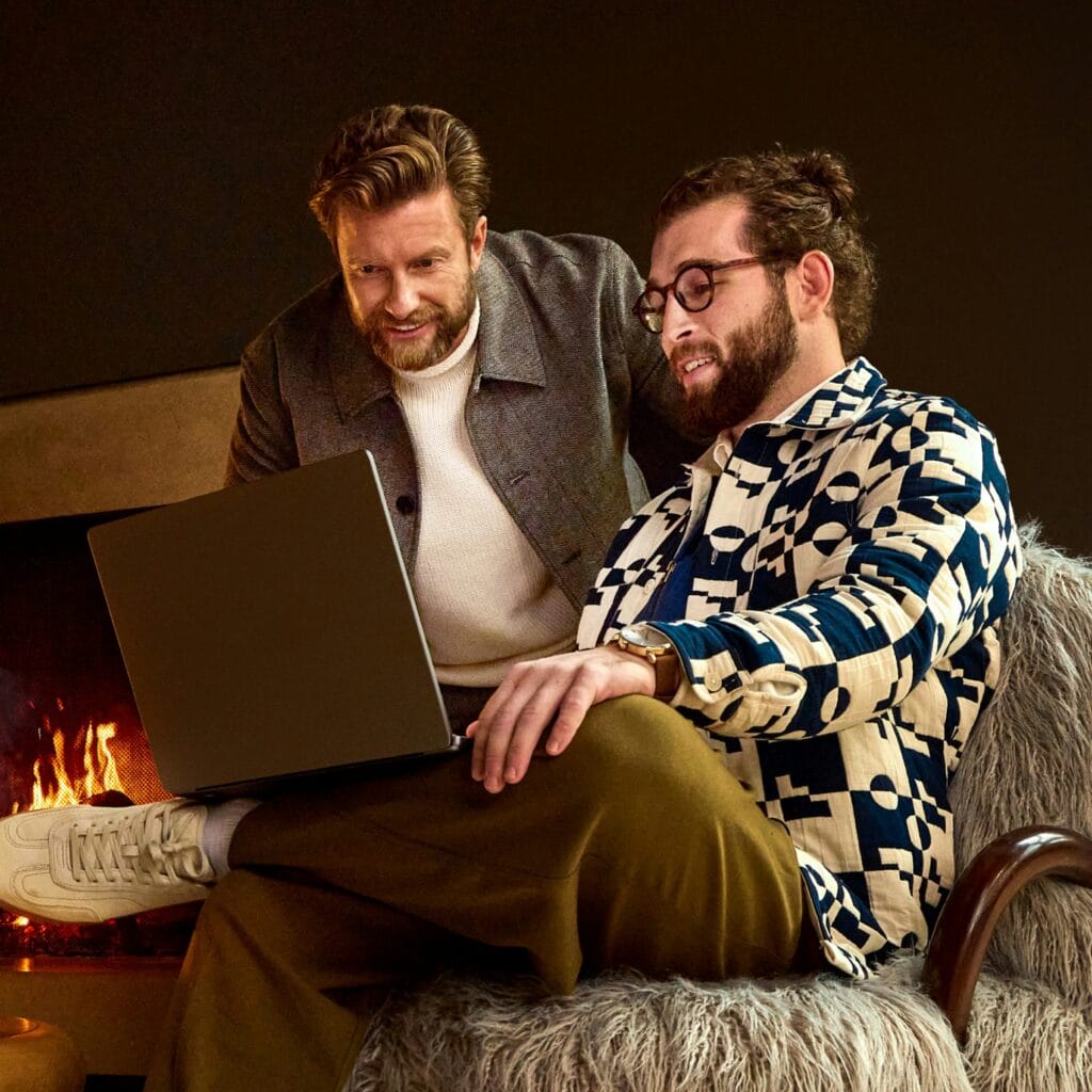 Two people working on their computer, personalizing order confirmations